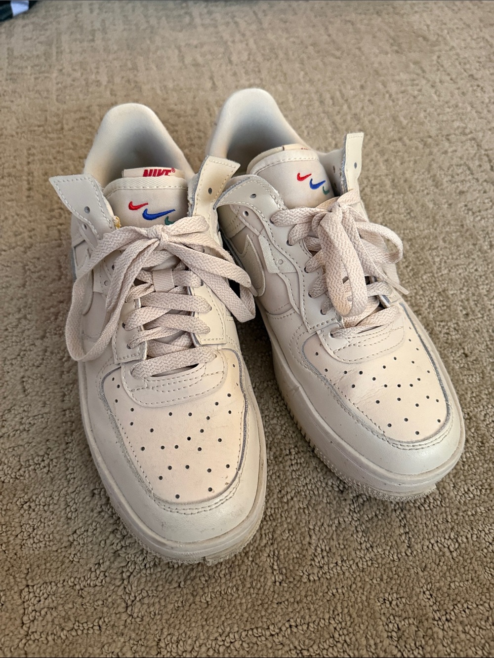 Nike Kids Low-Top Sneakers in Cream with Multicolor Swoosh